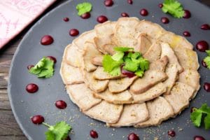 Свиной язык с клюквенным соусом