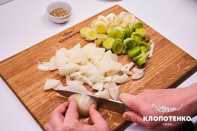 Нарежьте лук