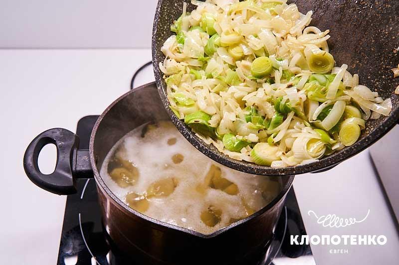 Добавьте лук к картофелю