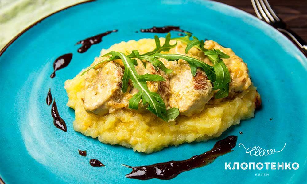 Свиная вырезка со сливочным соусом и яблочным пюре