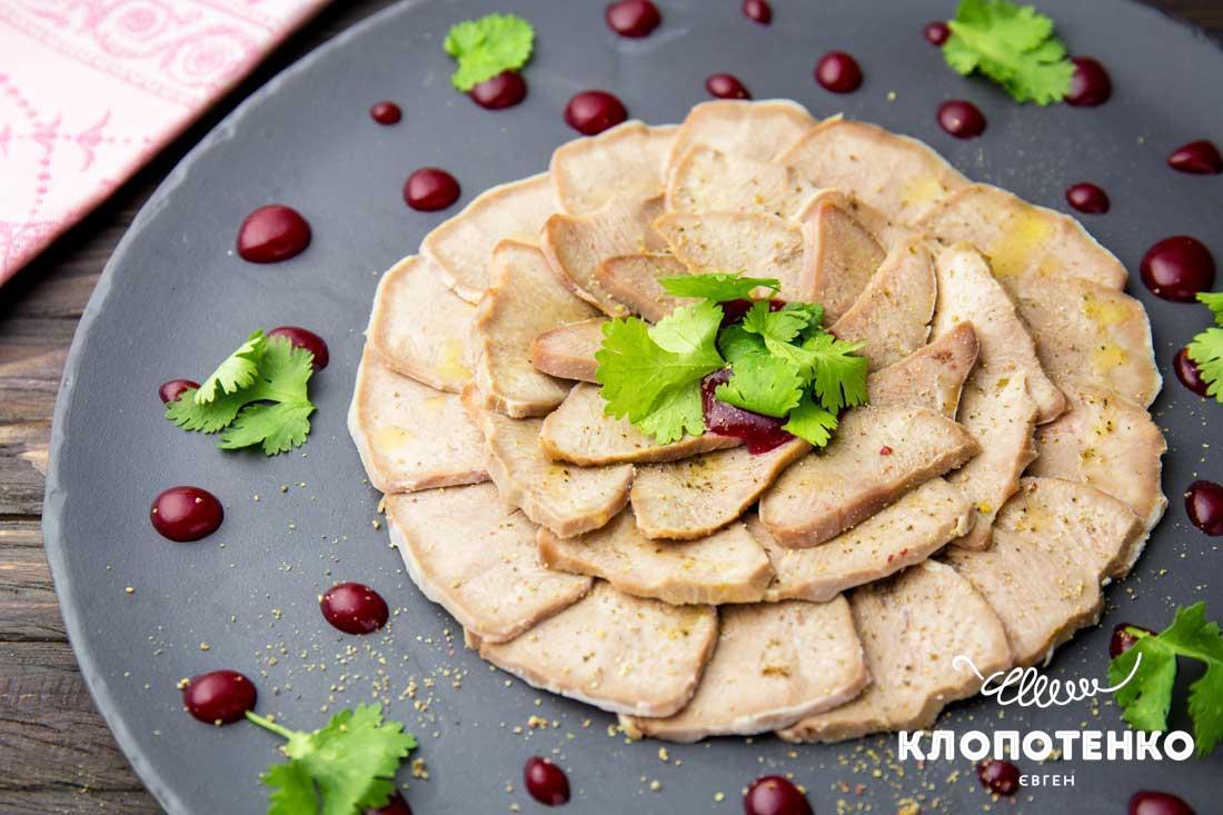 свинячий язик з журавлинним соусом