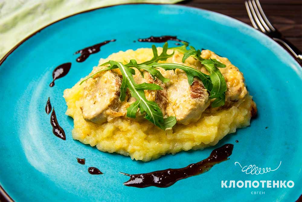 Свиняча вирізка з вершковим соусом і яблучним пюре