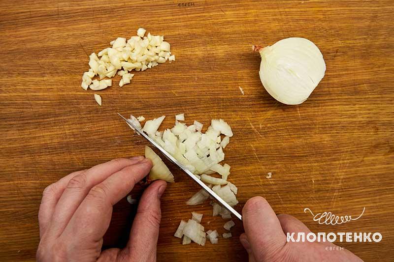 Нарежьте мелким кубиком одну луковицу