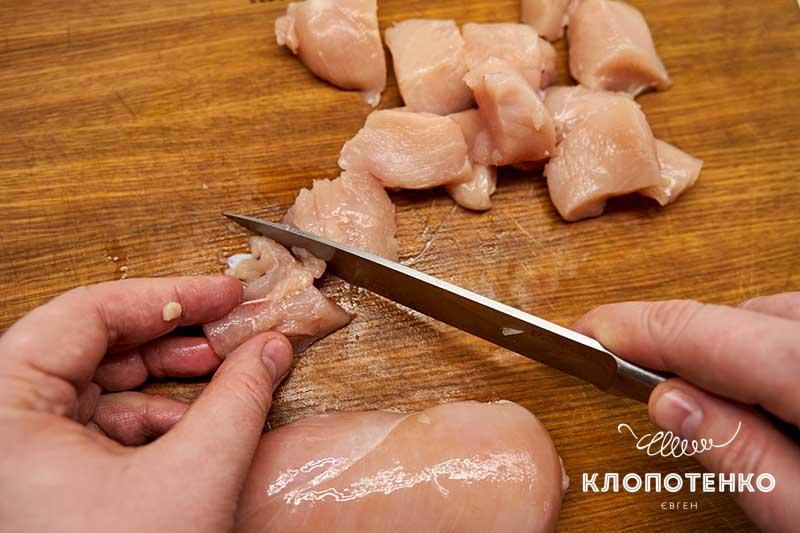Нарежьте курицу