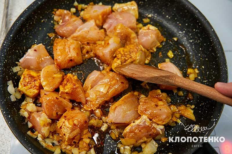 Добавьте в сковороду куриное филе и тушите