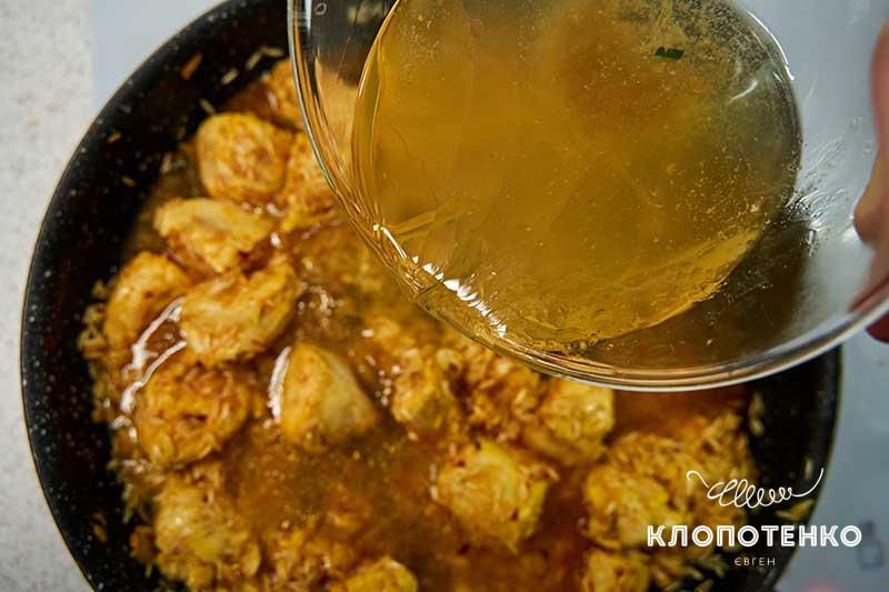 Залейте рис 400-500 г горячего куриного бульона
