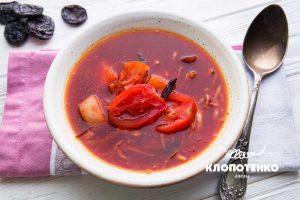 Пісний борщ з квашеними помідорами і чорносливом