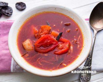 Пісний борщ з квашеними помідорами і чорносливом