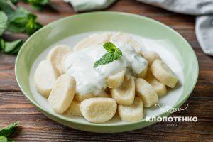 ленивые вареники с йогуртовым соусом