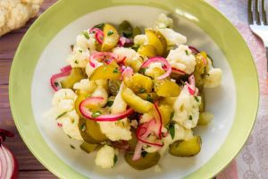 Салат из цветной капусты с солеными огурцами