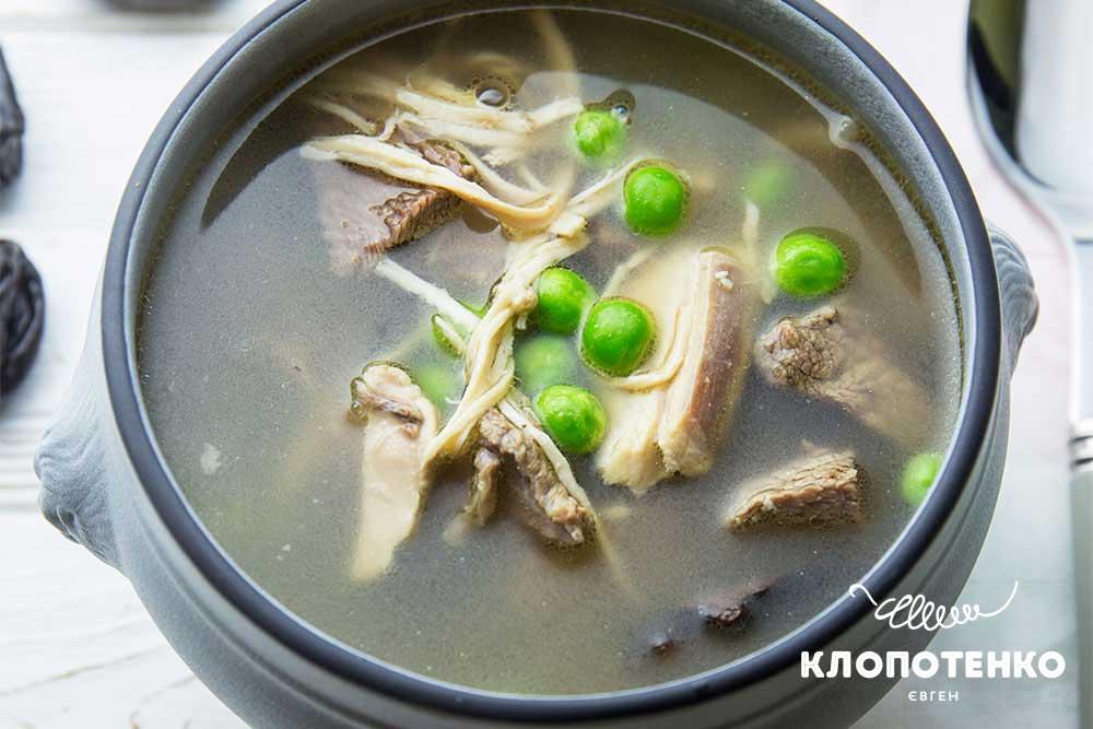 М'ясний суп з чорносливом і зеленим горошком