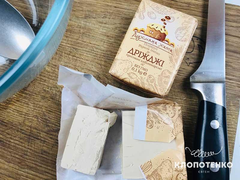 Отделите от пачки нужное количество дрожжей