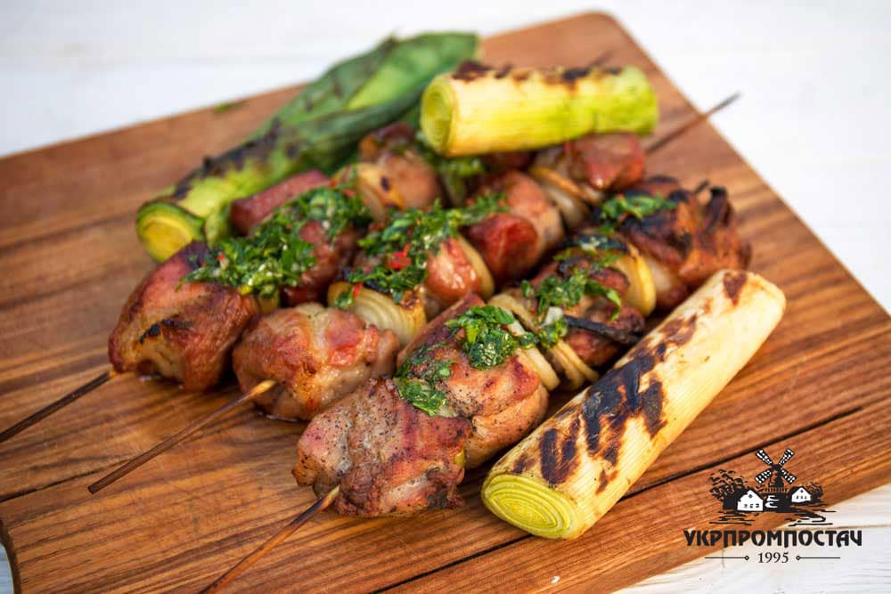 Svinoy-shashlyk-s-sousom-chimichurri_siteWeb Свиной шашлык на гриле