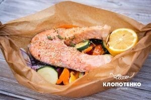Стейк лосося на грилі