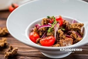 Салат з томатами і сухарями