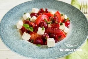 Салат з томатів з черешнею і фетою