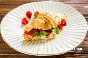 Сэндвич из круассана с клубникой