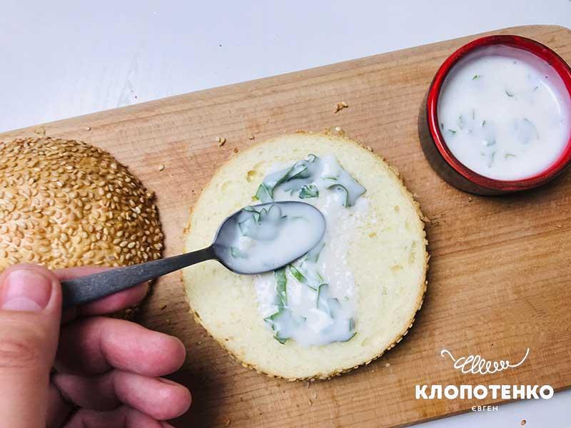 Змастіть булочку з соусом