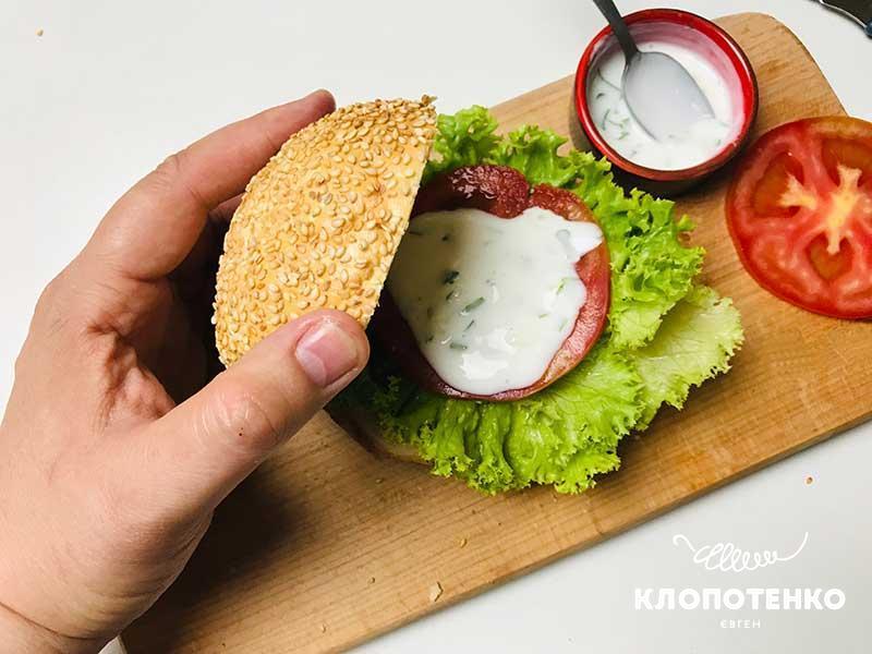 Накрийте другою булочкою
