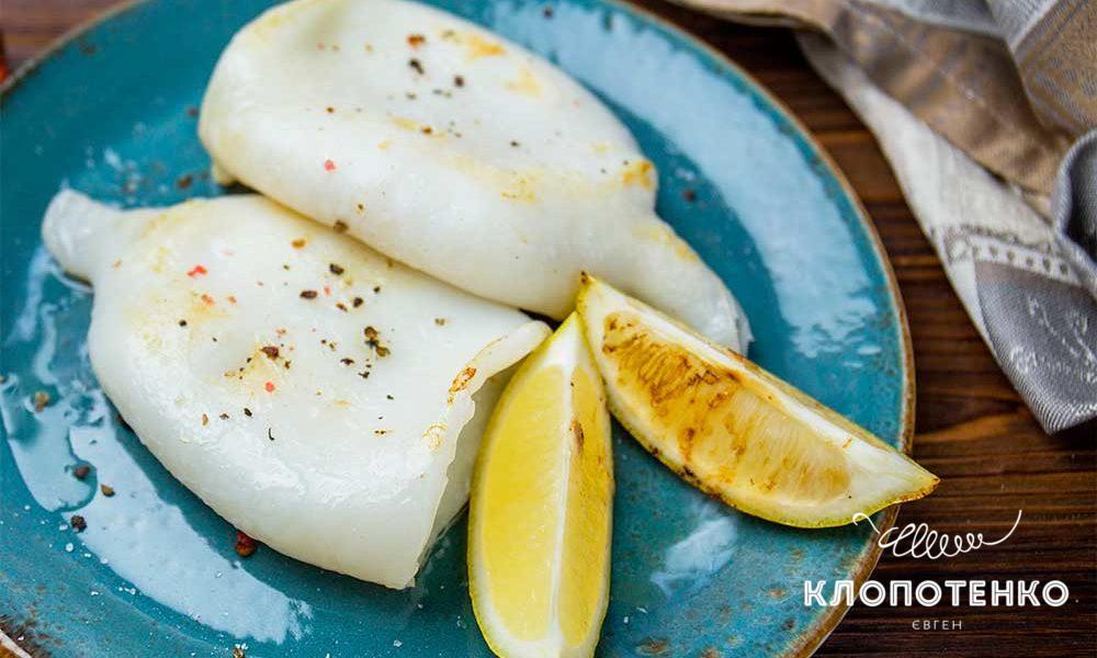 кальмар на грилі з лимоном