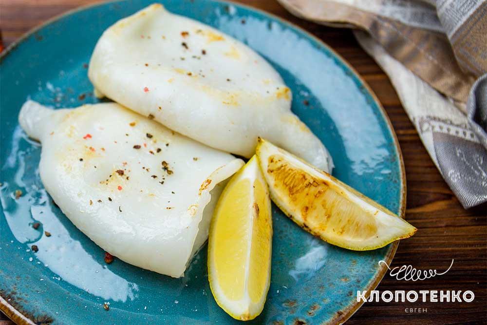кальмар на грилі з лимоном