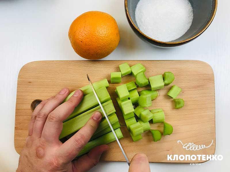 Наріжте ревінь