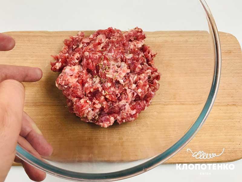 Приготовьте фарш для янтыка