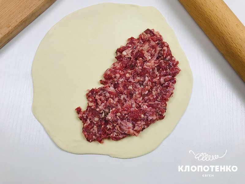 Выложите начинку на тесто