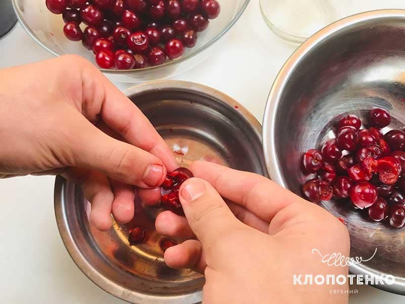 Удалите из вишен косточки