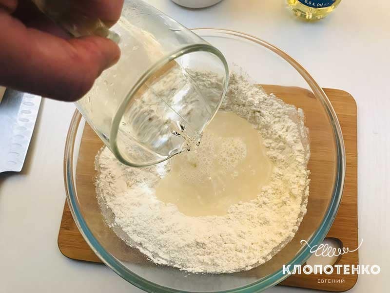 Добавьте в муку горячую воду