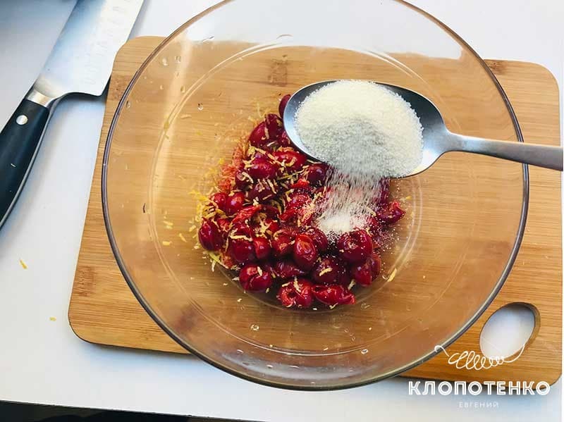 Добавьте к вишне немного манки