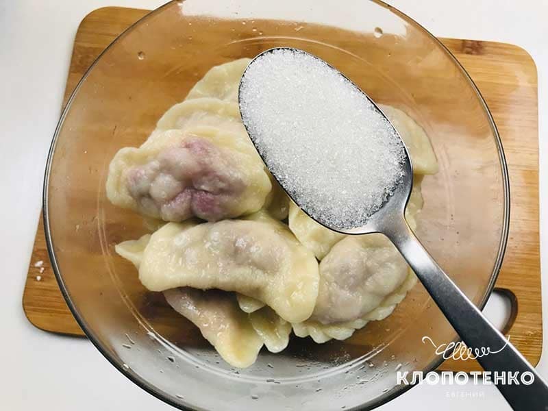 Посыпьте вареники сахаром