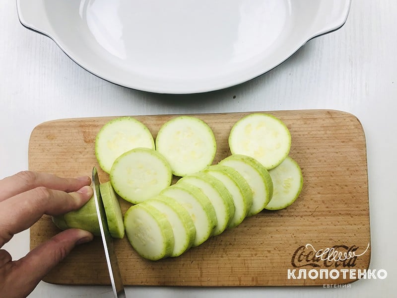 Нарежьте кабачки кружочками