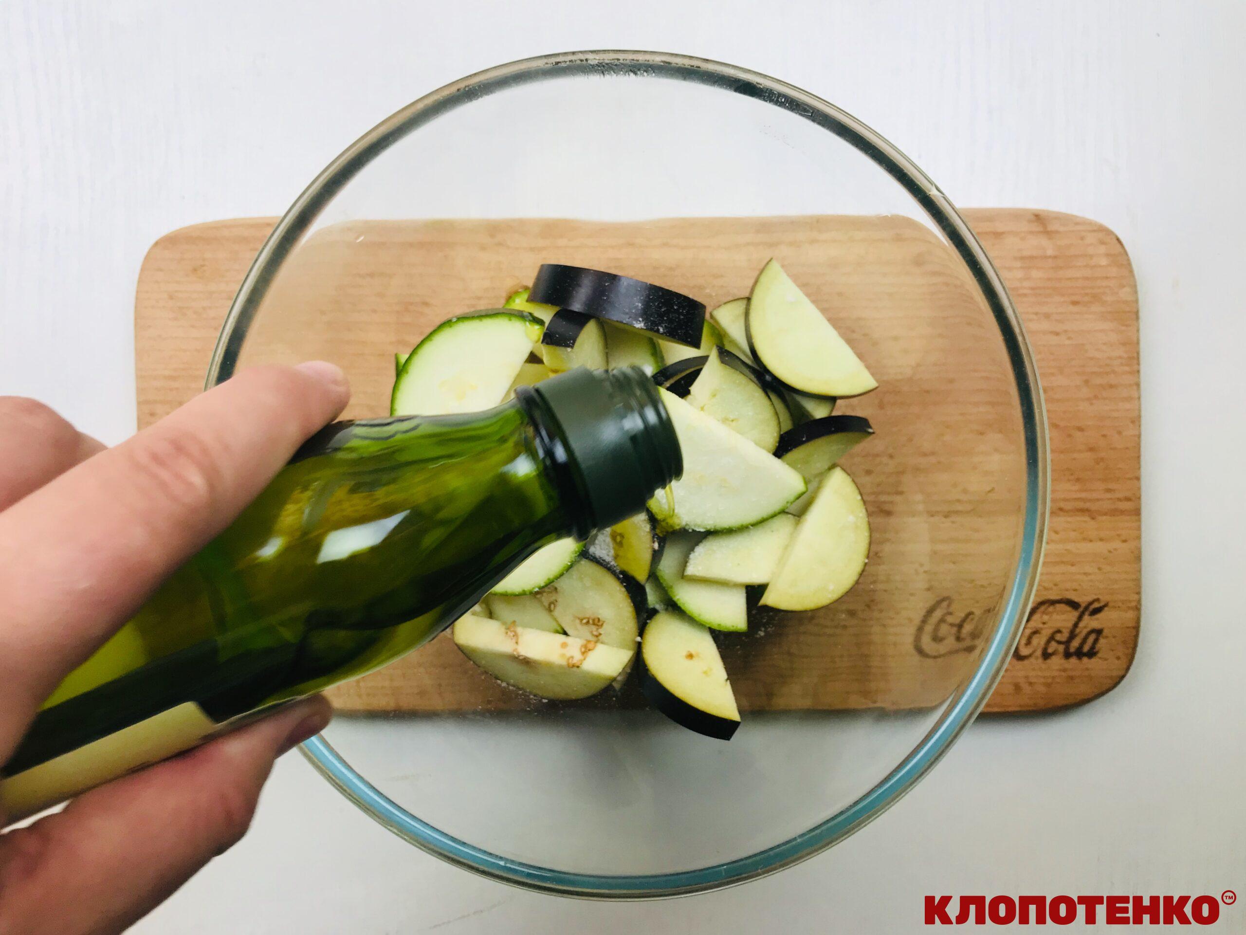 Салат з кабачків і баклажанів з беконом і арахісом