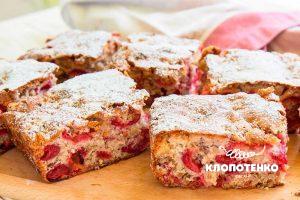 Пирог с вишнями и орехами