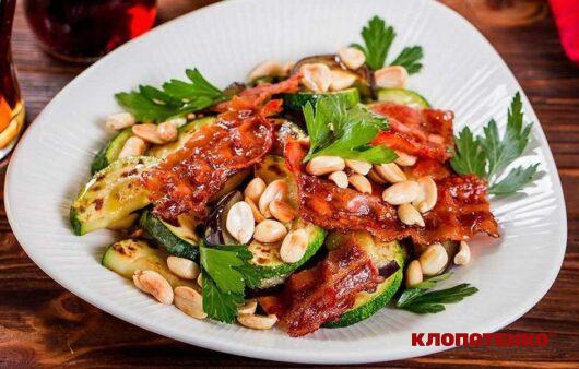 Салат з кабачків і баклажанів з беконом і арахісом