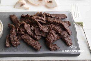 Тонкі відбивні з телятини із грибним соусом