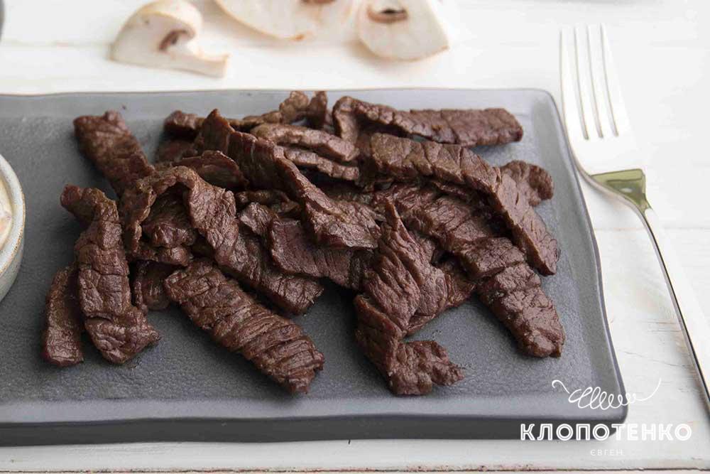 Тонкі відбивні з телятини із грибним соусом