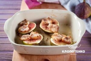 Запечений інжир з салом