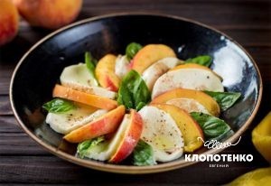 Салат капрезе с персиками