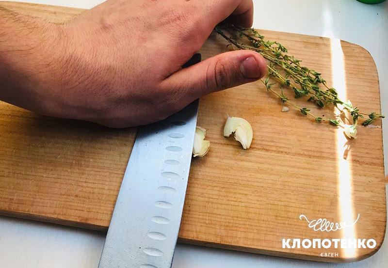 Розчавлюємо часник для мідій у вершковому соусі
