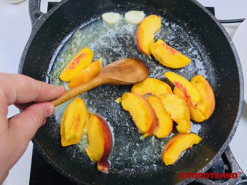 персики з часником