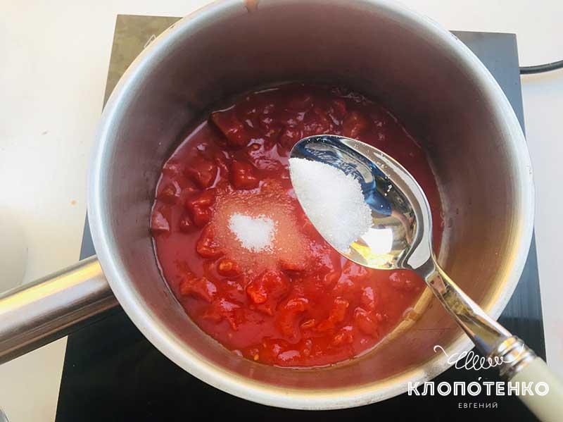 Добавьте сахар к томатам