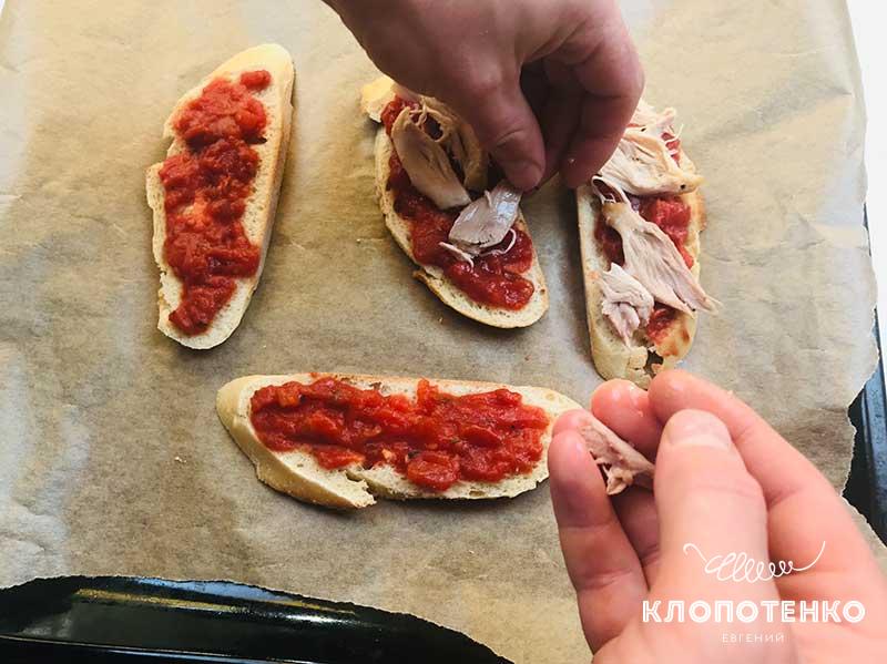 Выложите курицу и соус на багет