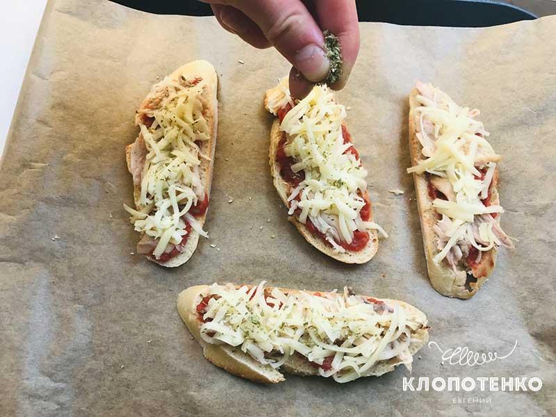 Посыпьте сверху сыром и орегано