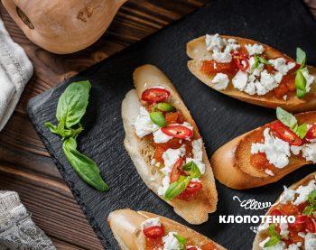 брускети з фетою та гарбузом