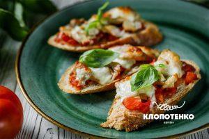 Рецепт гарячих бутербродів з куркою і томатами
