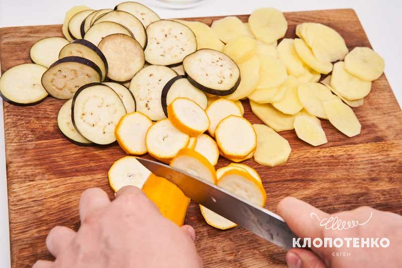 Нарежьте картофель, баклажаны и цукини
