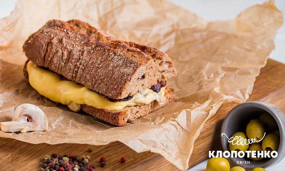 Sandwich with bacon and mushrooms