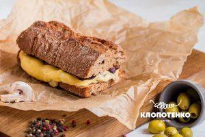 Sandwich with bacon and mushrooms